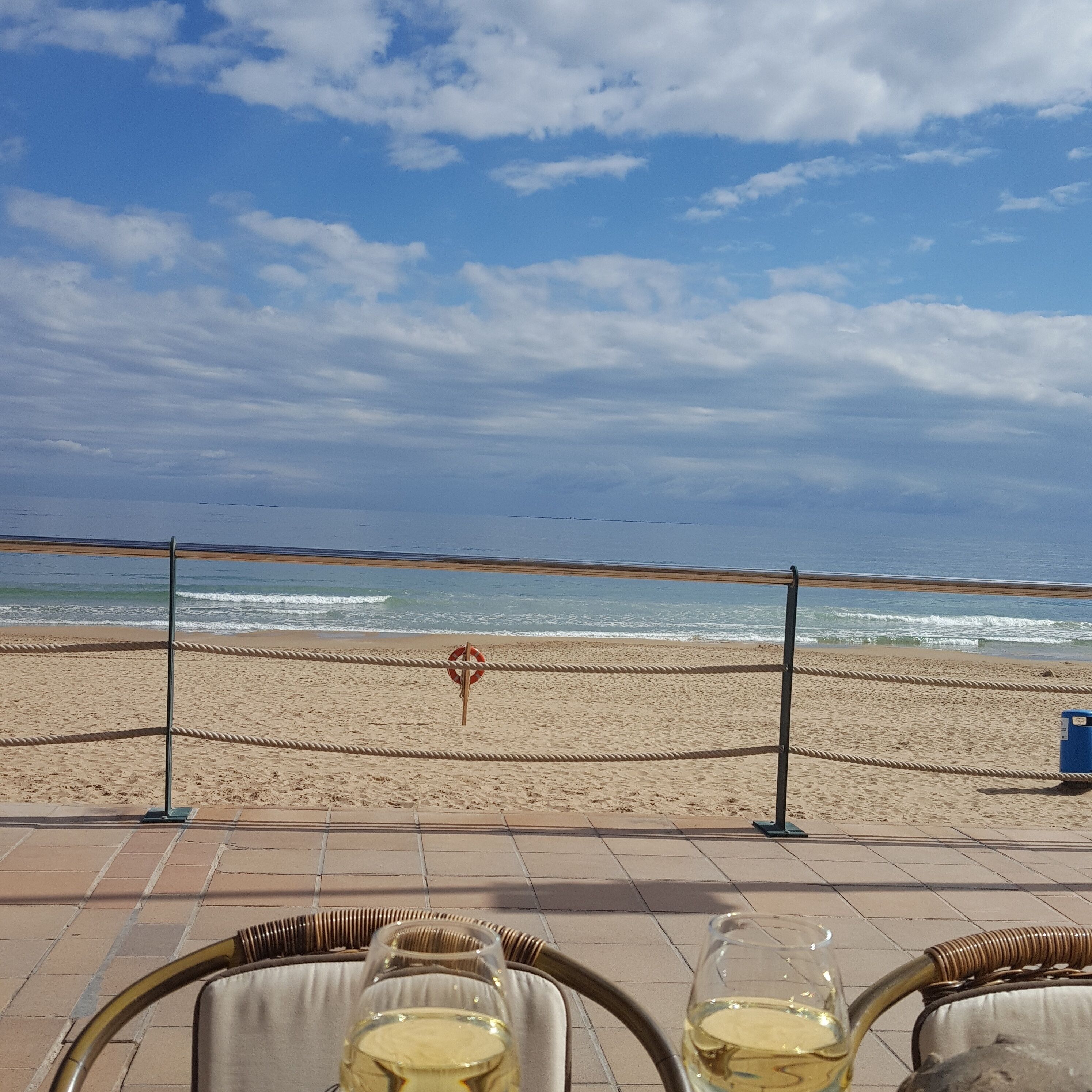 靠近海滩、沙滩椅、沙滩毛巾