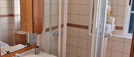 Een douche, een haardroger, handdoeken, zeep
