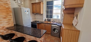 Fridge, microwave, oven, stovetop - House / Villa - FunchalHouse with character (Funchal)