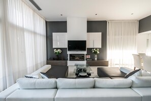 Smart TV, fireplace, table tennis