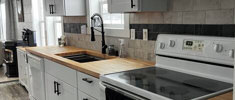 Kylskåp, mikrovågsugn, ugn och spishäll