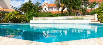 Family, beach-y spot w/pool. Mins from beach.