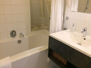 Combined shower/bathtub, hair dryer, towels, soap - Just one block from the Jordaan! (Amsterdam)
