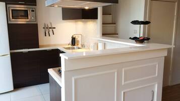 Fridge, microwave, oven, stovetop