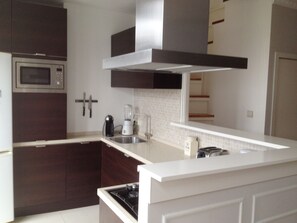 Geladeira, micro-ondas, fogão, cooktop