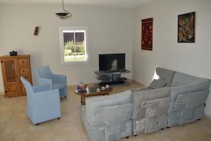 Télévision, lecteur de DVD, livres, médiathèque