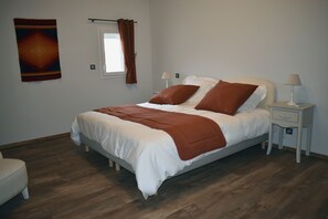 4 bedrooms, desk, iron/ironing board, travel cot