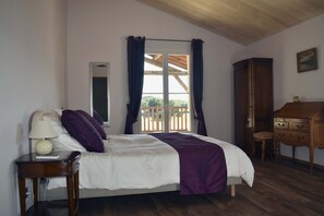 4 chambres, bureau, fer et planche à repasser, lit parapluie