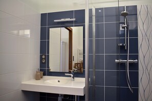 Shower, hair dryer, towels, soap - Le Domaine des Ravels, 4-star charm and comfort, calm and relaxation in the countryside (Cause-De-Clérans)