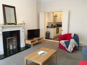 Televisión y chimenea 