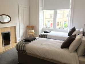 3 habitaciones, escritorio, tabla de planchar con plancha y wifi 