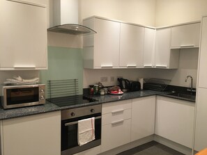 Fridge, microwave, oven, stovetop - Large, bright and airy family friendly flat (Edinburgh)