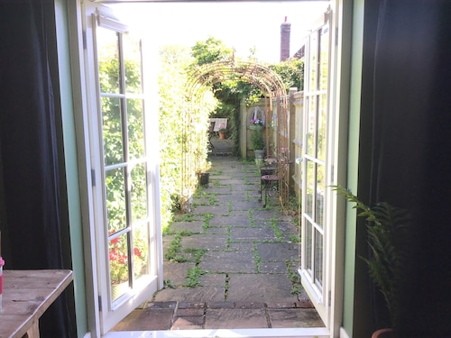 Little House . Cottage for 4 in Tenterden High Street. Wifi, parking, woodburner