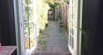 Little House . Cottage for 4 in Tenterden High Street. Wifi, parking, woodburner