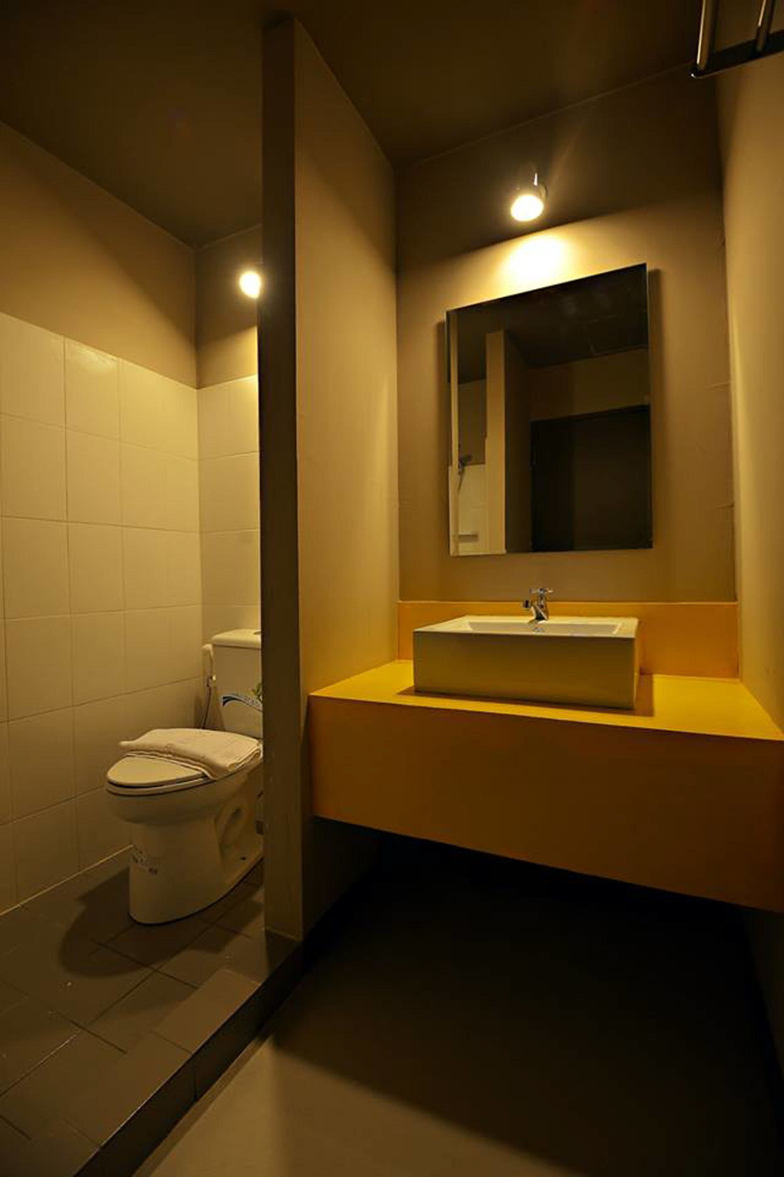 shower, free toiletries, towels