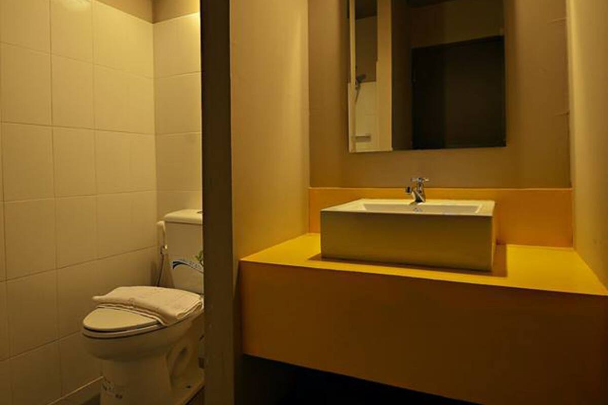 shower, free toiletries, towels