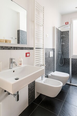 Douche, sèche-cheveux, bidet, serviettes fournies