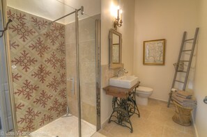 Baignoire, sĂšche-cheveux, serviettes fournies, savon