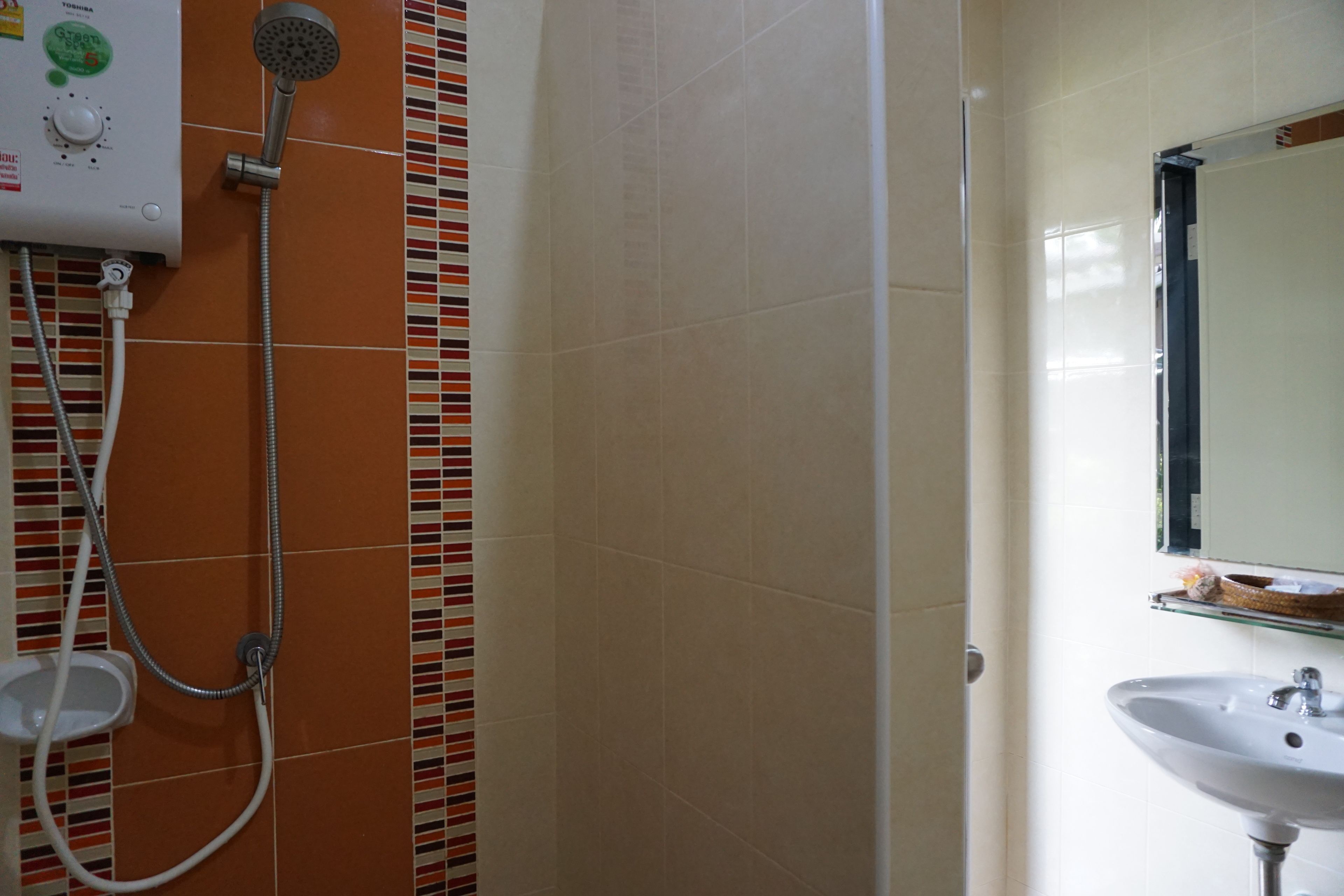 Superior Double Room | Bathroom | Shower, free toiletries, towels