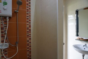 Quarto casal superior | Banheiro | Chuveiro, produtos de toalete grátis, toalhas de banho 