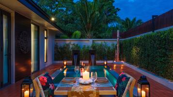 Serveert ontbijt, lunch, diner, lokale en internationale gerechten