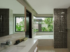 One Bedroom With Private Pool Villa | ห้องน้ำ | ฝักบัว, ของใช้ในห้องน้ำฟรี, ไดร์เป่าผม, เสื้อคลุมอาบน้ำ
