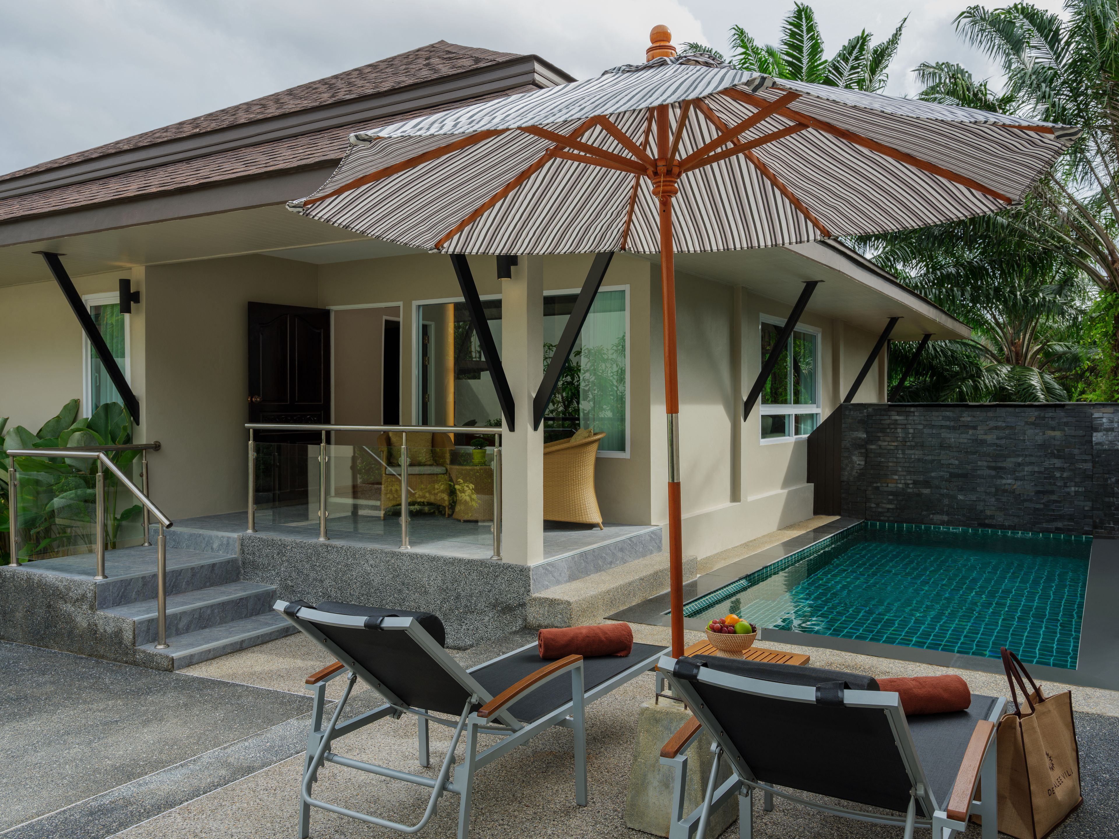 Uma casa moderna com piscina, área de estar externa e um alpendre coberto.