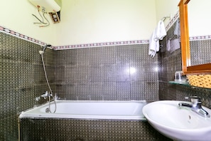 Articles de toilette (gratuits), séchoir à cheveux, pantoufles