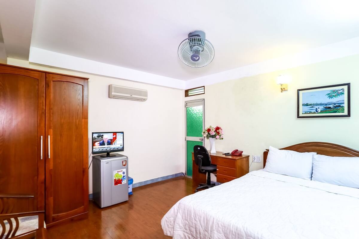 Deluxe Double Room | Minibar, desk, iron/ironing board (on request), WiFi (free)