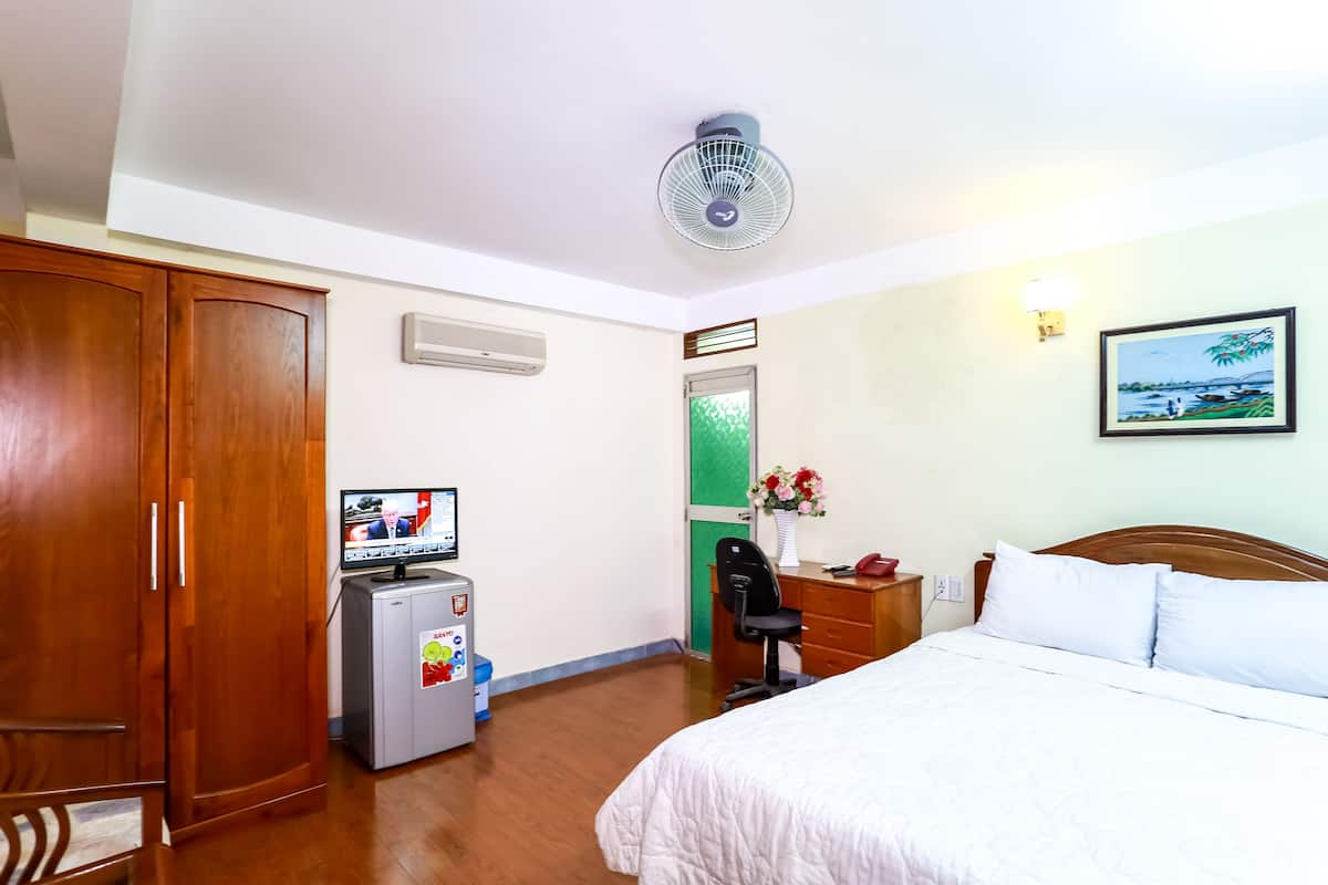 Deluxe Double Room | Minibar, desk, iron/ironing board, free WiFi