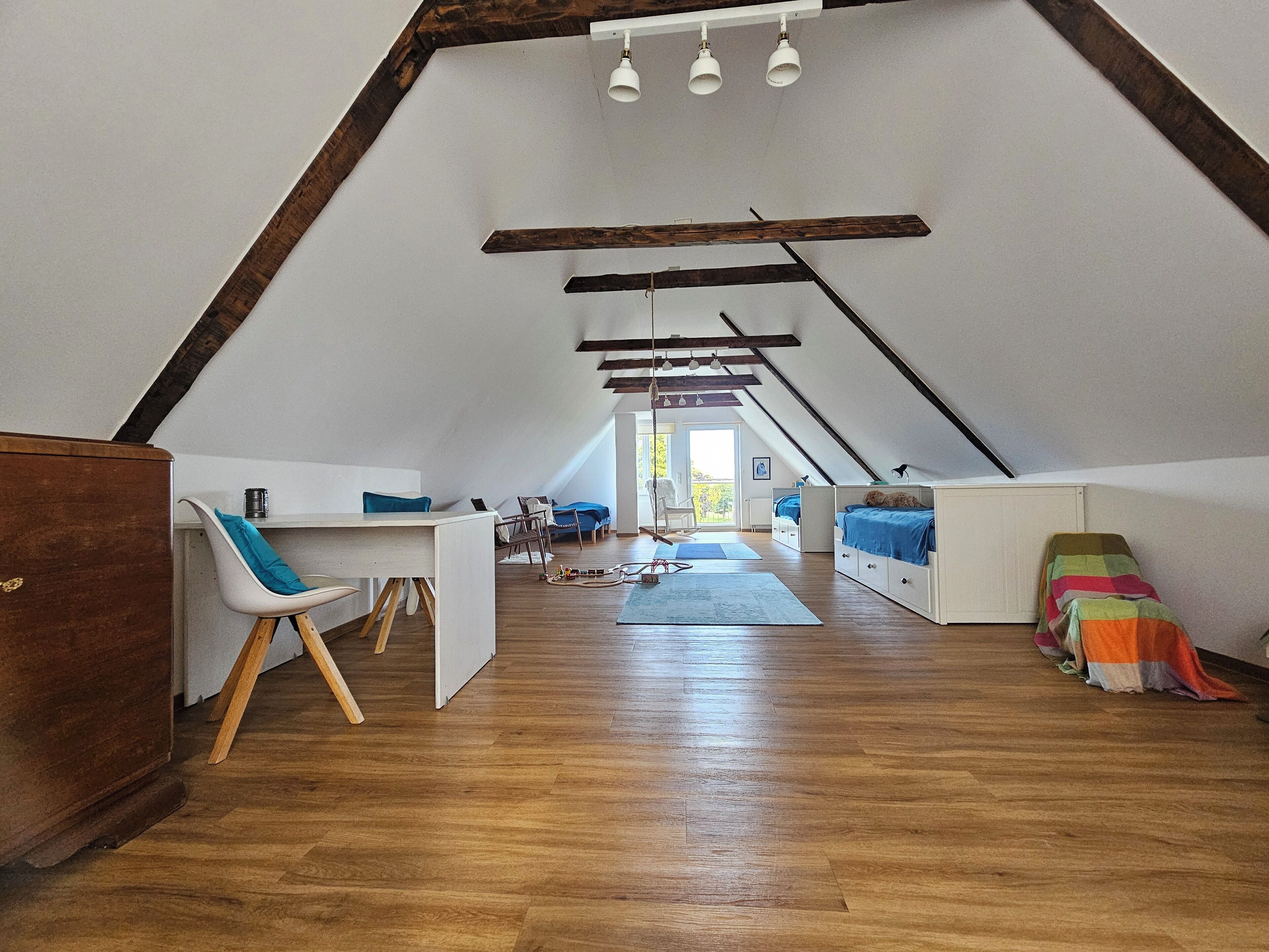 2 chambres, bureau, fer et planche à repasser, lit parapluie