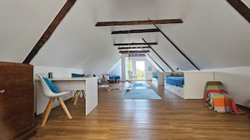 2 chambres, bureau, fer et planche Ă repasser, lit parapluie