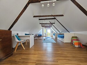 2 Schlafzimmer, Schreibtisch, Bügeleisen/Bügelbrett, Reisekinderbett