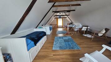 2 Schlafzimmer, Schreibtisch, Bügeleisen/Bügelbrett, Reisekinderbett