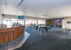 تقديم الغداء والعشاء، الأطباق المحلية