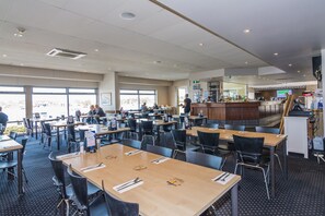 Der serveres frokost og aftensmad