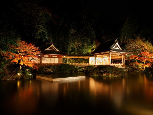 Voorkant accommodatie - avond/nacht