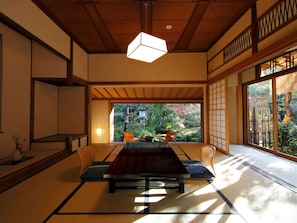 Habitación superior, vistas al jardín (Traditional Tatami Room -Fuji/Hagi-) | Caja fuerte, escritorio, wifi gratis