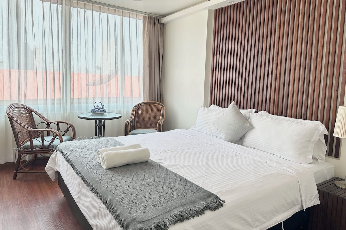 Deluxe-Zimmer, 1 Doppelbett | 1 Schlafzimmer, Schreibtisch, Verdunkelungsvorhänge