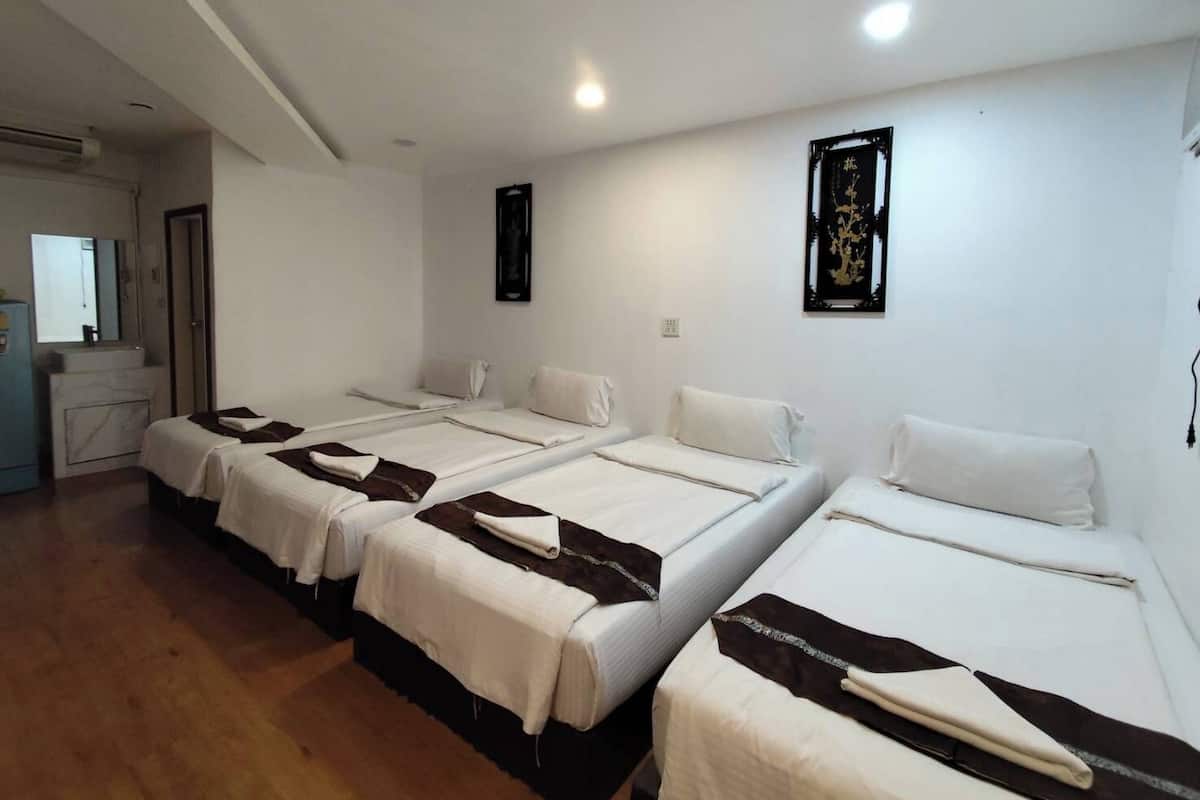 Deluxe Quadruple Room | 1 bedroom, desk, blackout curtains, soundproofing