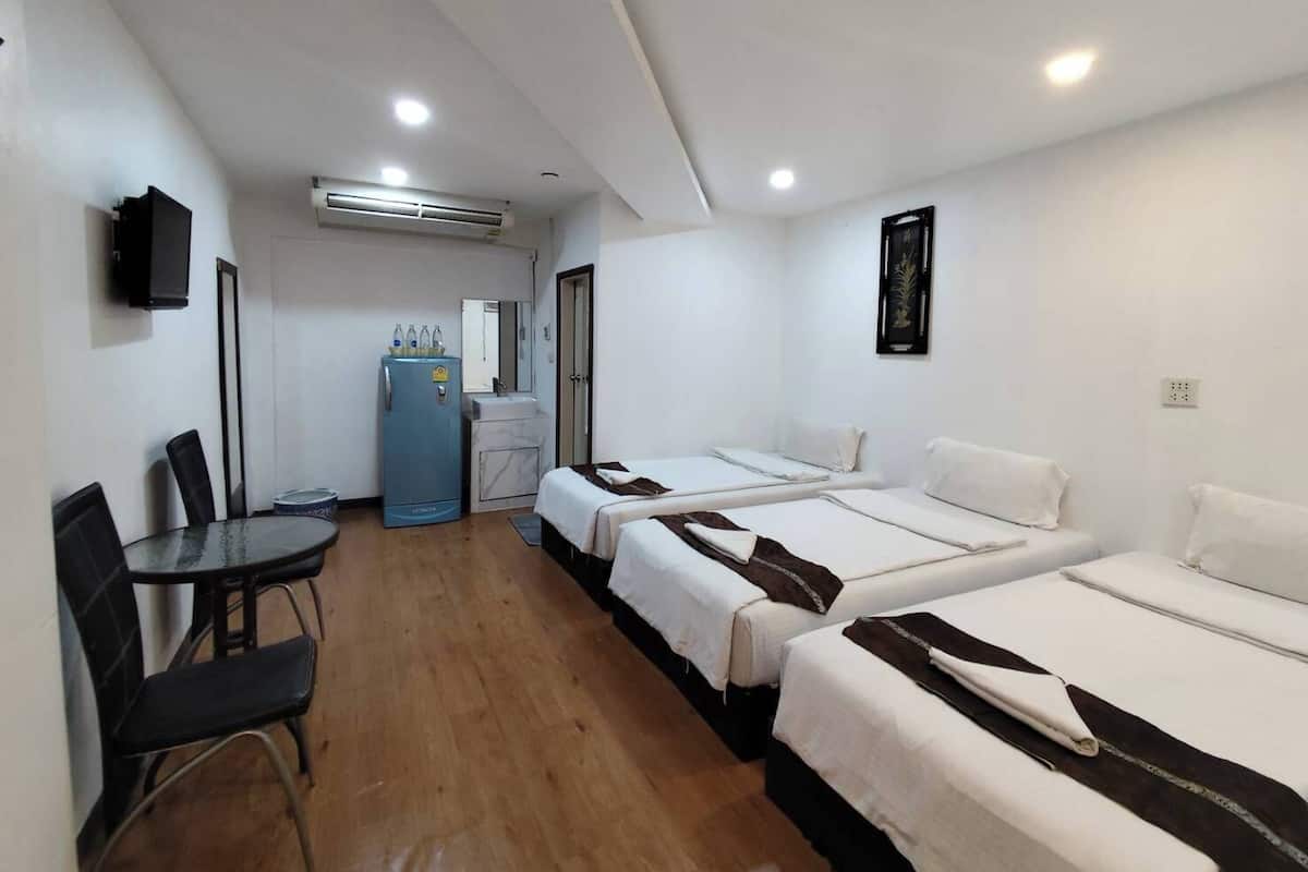 Kamar Quadruple Deluks | Meja kerja, tirai kedap cahaya, kedap suara, dan Wi-Fi gratis