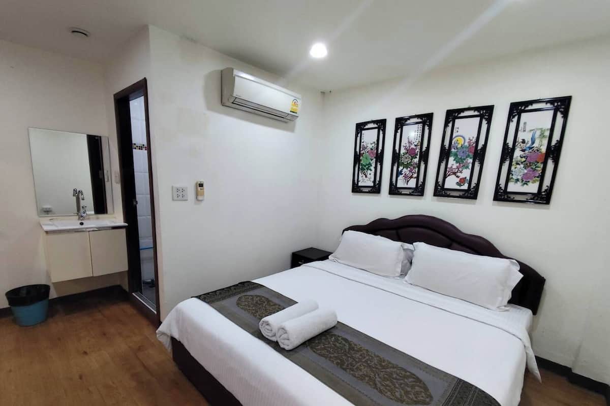 Standard Double Room | 1 bedroom, desk, blackout curtains, soundproofing