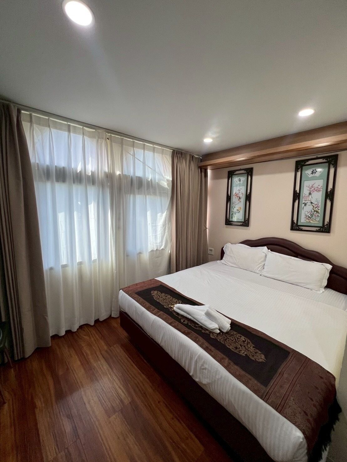 Escritorio, cortinas blackout, sistema de insonorización y wifi gratis 