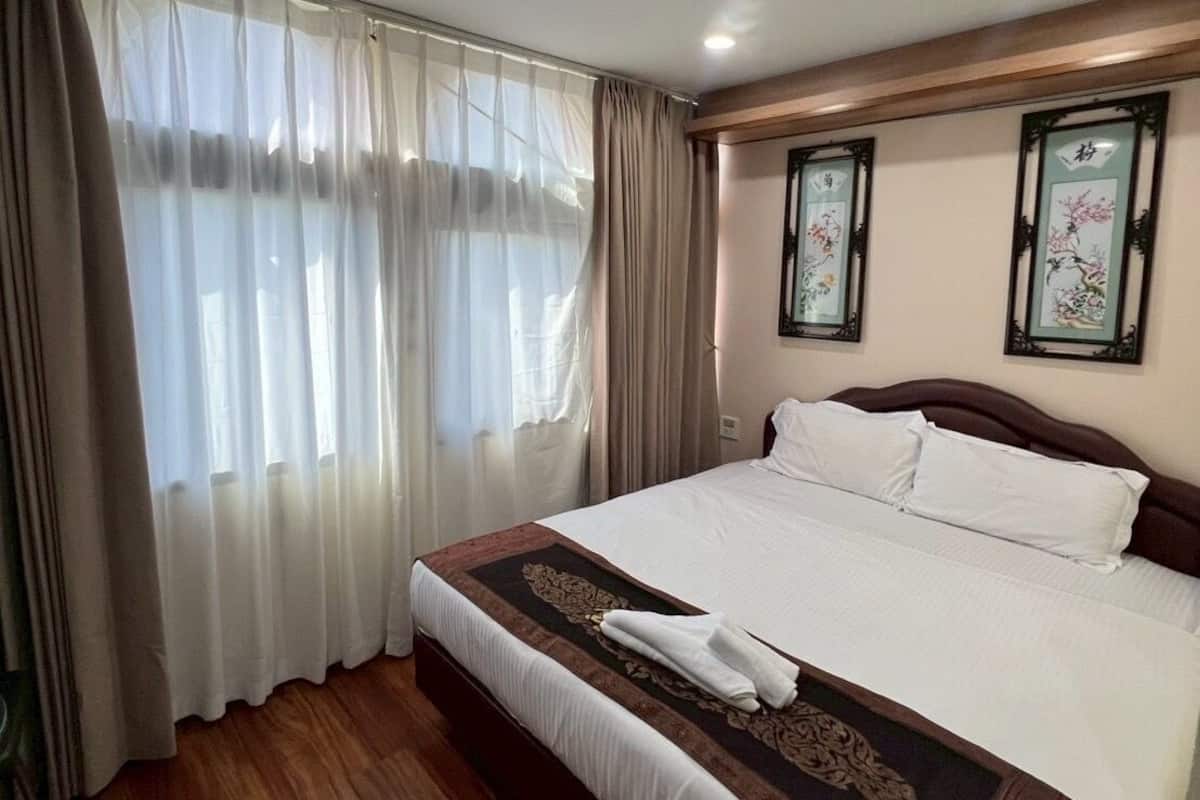 Kamar Double Standar | Meja kerja, tirai kedap cahaya, kedap suara, dan Wi-Fi gratis
