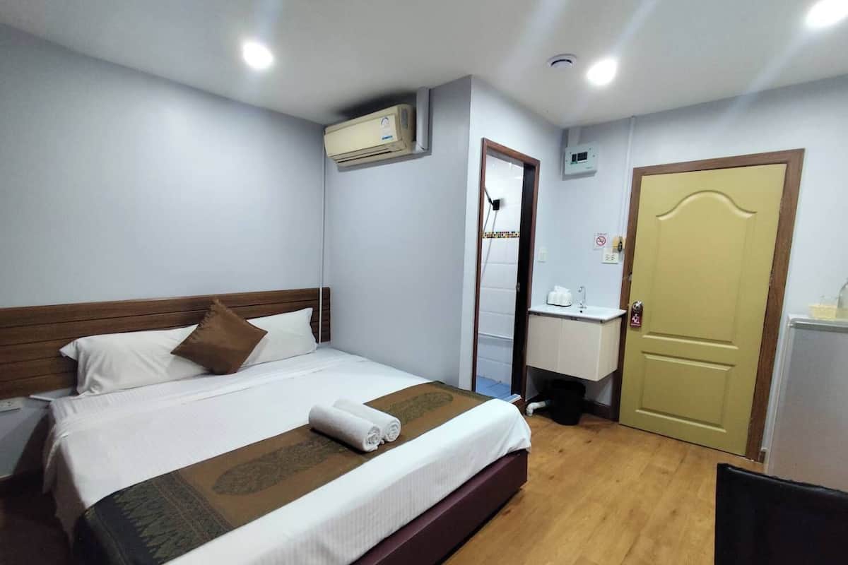 Basic Room | 1 bedroom, desk, blackout curtains, soundproofing
