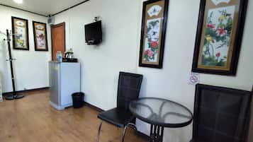 Deluxe Triple Room | Desk, blackout drapes, soundproofing, WiFi (free)