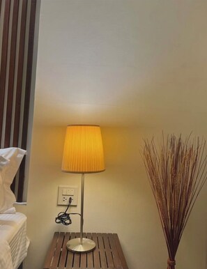 Deluxe Room, 1 Double Bed | Living area | 32-inch flat-screen TV with cable channels, TV - Longzhu Guesthouse (Bangkok)