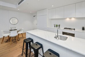 Fridge, microwave, oven, stovetop - Anchorage Apartments Hampton (Hampton)