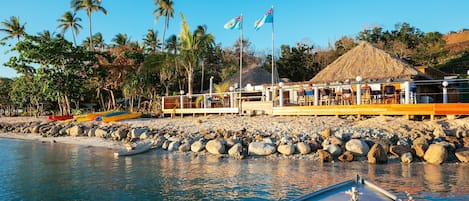 Chaises longues, parasols, serviettes de plage, snorkeling