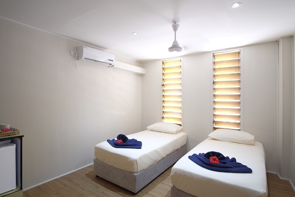 Kaliteli yatak takımı, odada kasa, ütü/ütü masası, çarşaf takımı